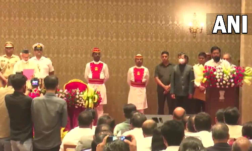 மகாராஷ்டிர முதல்வராக ஏக்நாத் ஷிண்டே பதவியேற்றார்- துணை முதல்வர் பட்னாவிஸ்