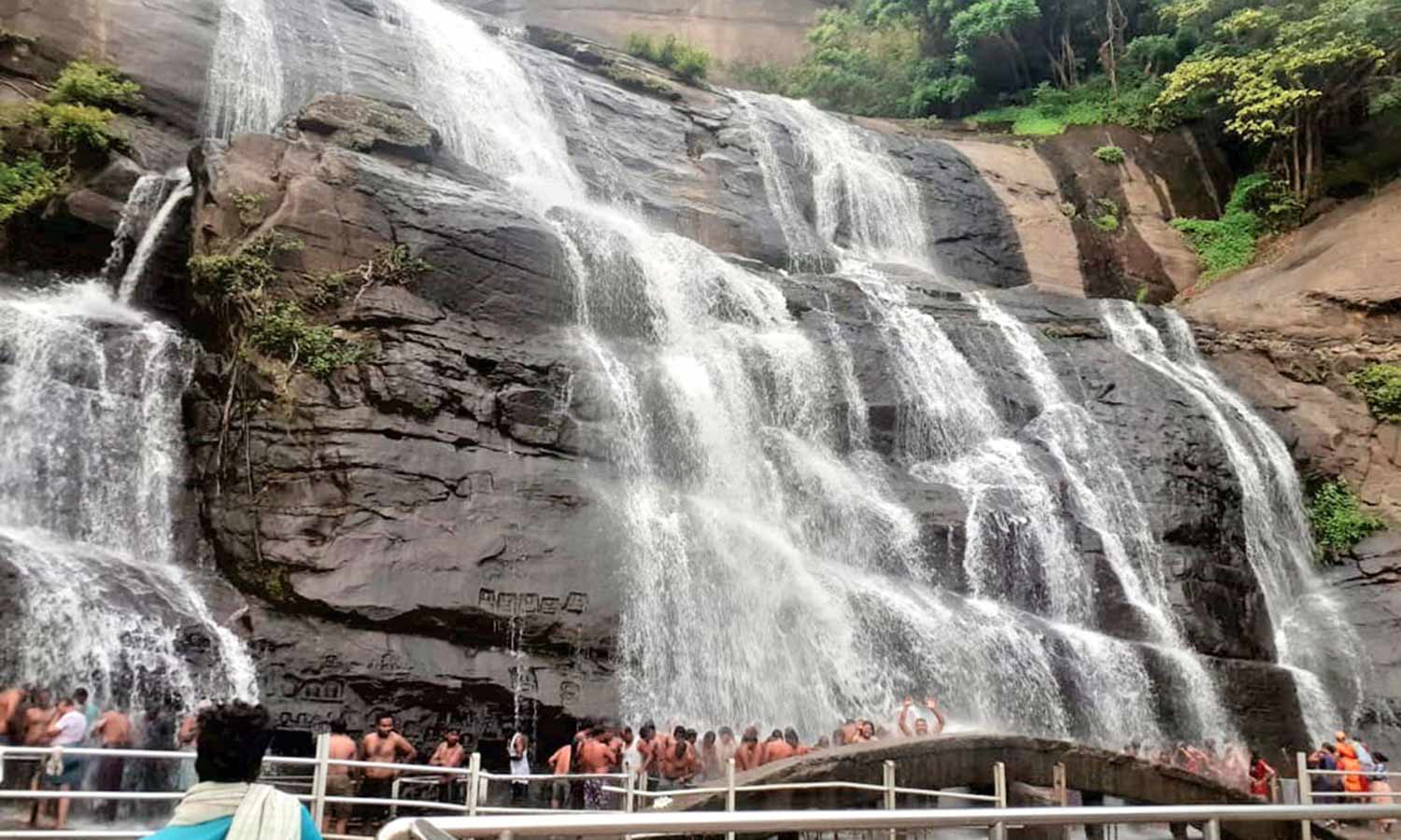 குற்றாலம் ஐந்தருவியில் வெள்ளப்பெருக்கு குறைந்தது- குளித்து மகிழ்ந்த சுற்றுலா பயணிகள் குற்றாலம் ஐந்தருவியில் வெள்ளப்பெருக்கு குறைந்தது- குளித்து மகிழ்ந்த சுற்றுலா பயணிகள்