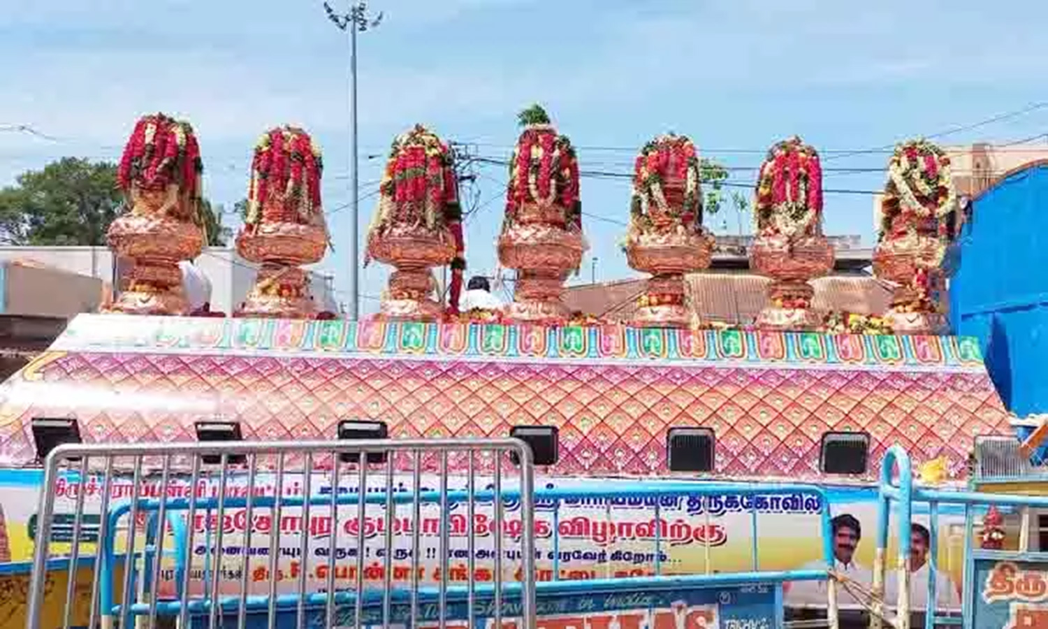 சமயபுரம் மாரியம்மன் கோவிலுக்கு ராஜகோபுர கலசங்கள் வந்தன சமயபுரம் மாரியம்மன் கோவிலுக்கு ராஜகோபுர கலசங்கள் வந்தன