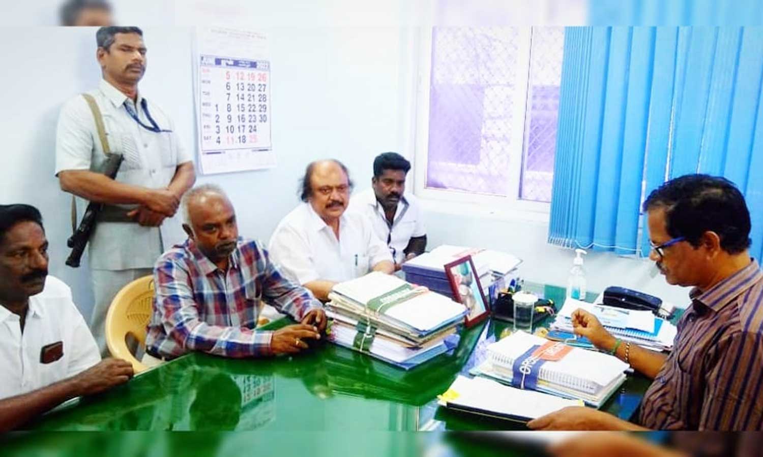 அதிகாரியுடன் கென்னடி எம்.எல்.ஏ ஆலோசனை அதிகாரியுடன் கென்னடி எம்.எல்.ஏ ஆலோசனை