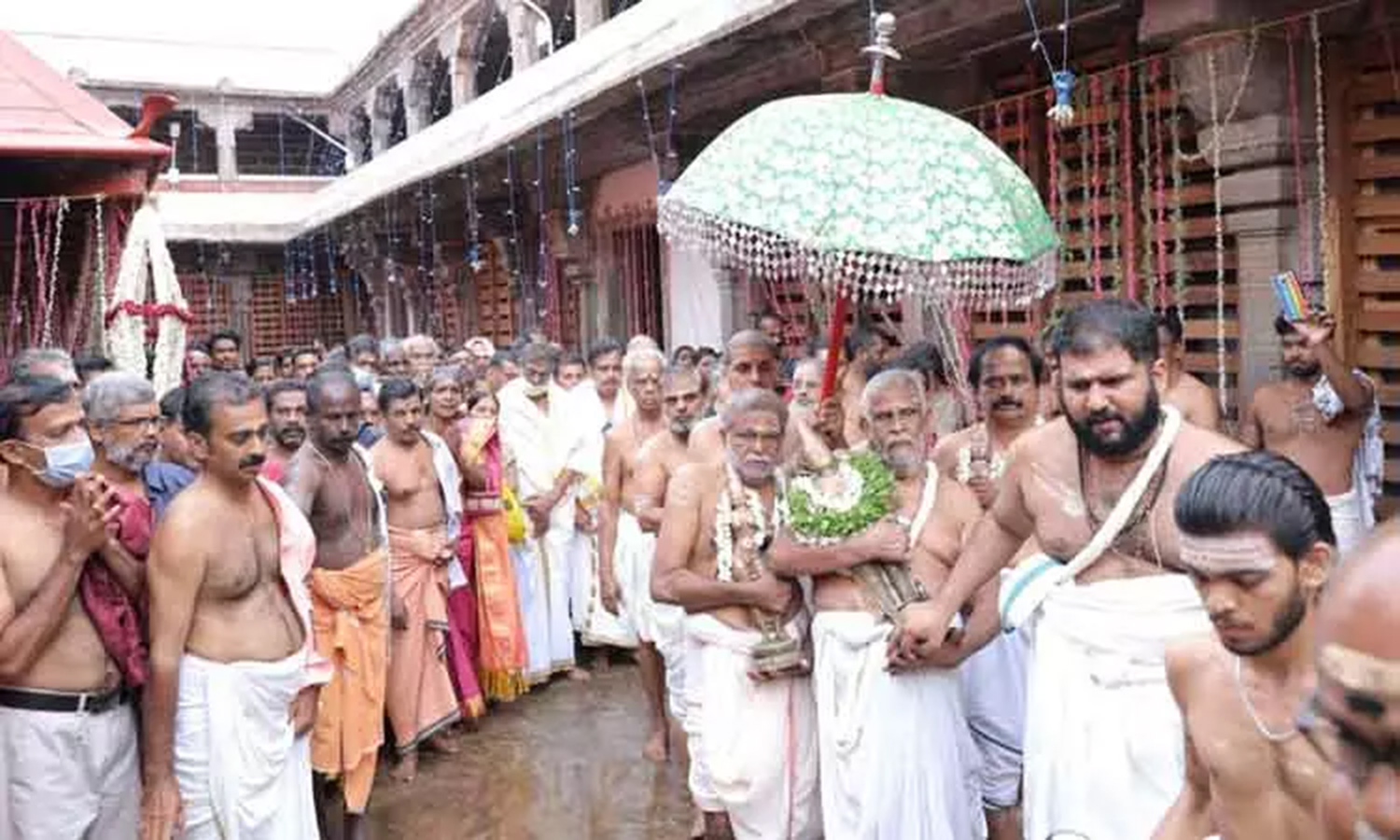 ஒற்றைக்கல் மண்டபத்தில் எழுந்தருளிய சாமி சிலைகள் ஒற்றைக்கல் மண்டபத்தில் எழுந்தருளிய சாமி சிலைகள்
