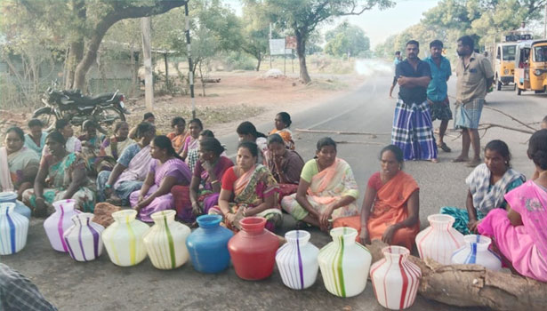 பெண்கள் சாலைமறியல் பெண்கள் சாலைமறியல்