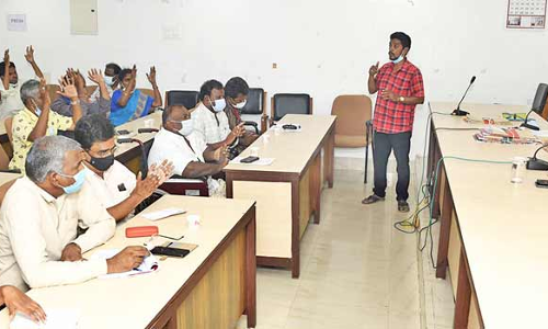 தேனி கலெக்டர் அலுவலகத்தில் மாற்றுத்திறனாளிகள் சம வாய்ப்பு பெறுவது குறித்த குழு கூட்டம்