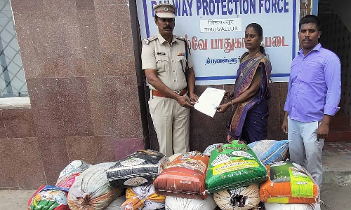 திருவள்ளூர் ரெயில் நிலையத்தில் 35 மூட்டை ரேசன் அரிசி பறிமுதல்