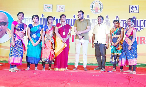 நர்சிங் கல்லூரி மாணவிகளுக்கு கலெக்டர் பாராட்டு