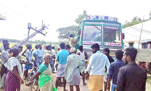 மணல் லாரி மின் கம்பத்தில் மோதியதில் வாலிபர் படுகாயம்