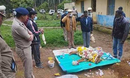 இறந்த மோப்பநாய் உடலுக்கு அஞ்சலி செலுத்திய போலீஸ் சூப்பிரண்டு