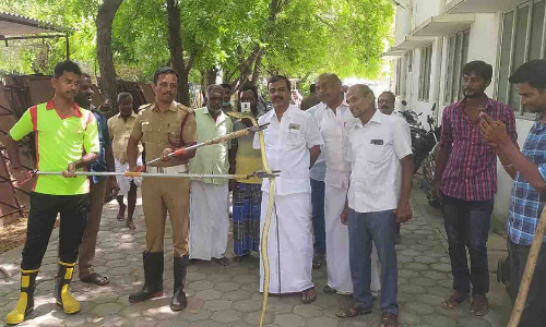 வெள்ளகோவில் ஊராட்சி ஒன்றிய அலுவலக வளாகத்தில் பாம்பு புகுந்ததால் பரபரப்பு