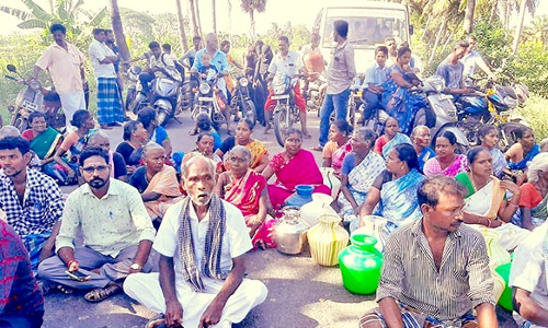 குடிநீர் வசதி கேட்டு கிராம மக்கள் சாலை மறியல்