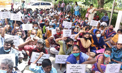 செவித்திறன் குறைபாடு உள்ள மாற்றுத்திறனாளிகள் காத்திருப்பு போராட்டம்