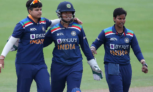 முதல் ஒருநாள் போட்டி: இந்திய மகளிர் அணிக்கு 172 ரன்கள் இலக்கு நிர்ணயித்தது இலங்கை