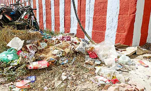 கோவிலை சுற்றி குவிந்து கிடக்கும் குப்பைகள்