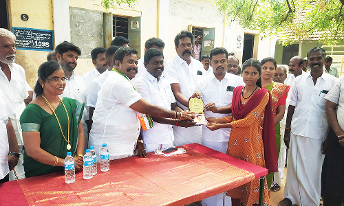சுரண்டை அருகே பொதுத்தேர்வில் அதிக மதிப்பெண் பெற்ற மாணவர்களுக்கு பரிசு