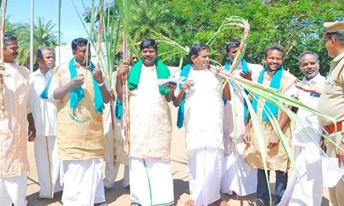 கரும்புக்கான நிலுவை தொகை வழங்க வலியுறுத்தி விவசாயிகள் நூதன போராட்டம்