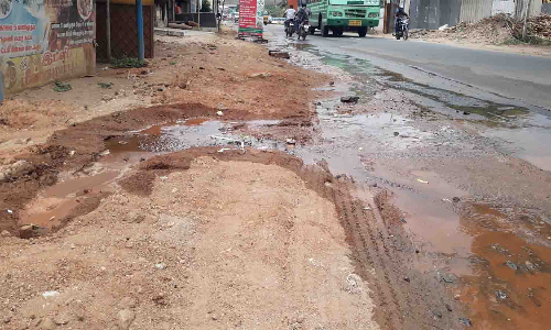 வீரபாண்டியில் குடிநீர் குழாய் உடைந்து வீணாகும்  தண்ணீர்