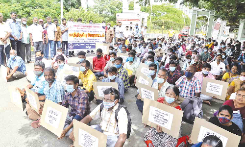 காதுகேளாதோர் கூட்டமைப்பு சார்பில் காத்திருப்பு போராட்டம்