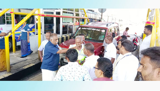 வாகன ஒட்டிகள் சுங்கச்சாவடி ஊழியர்களுடன் வாக்குவாதம்-பரபரப்பு வாகன ஒட்டிகள் சுங்கச்சாவடி ஊழியர்களுடன் வாக்குவாதம்-பரபரப்பு