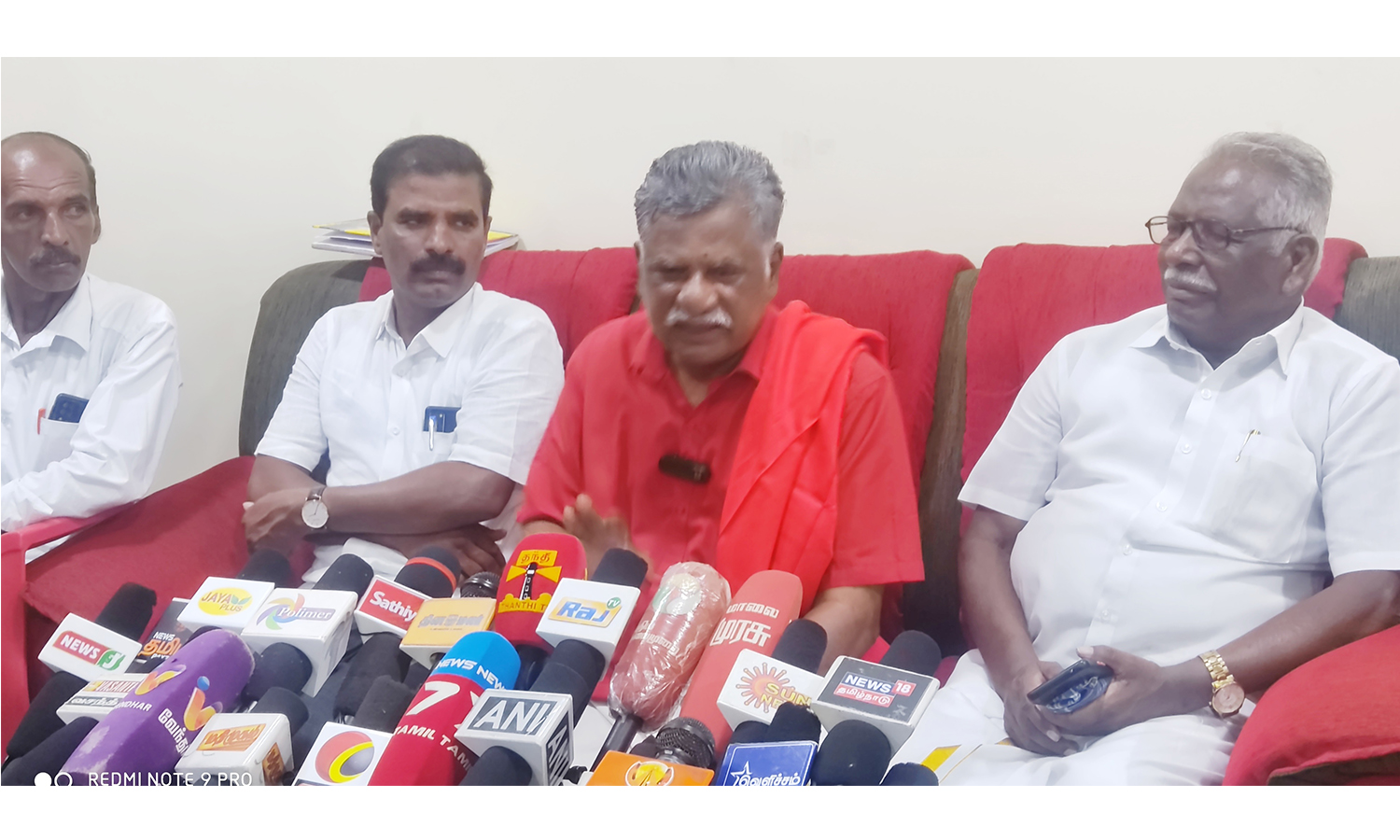 வருகிற நாடாளுமன்ற தேர்தலில் மோடி அரசை மக்கள் நிராகரிப்பார்கள்- ஓசூரில் இரா.முத்தரசன் பேட்டி வருகிற நாடாளுமன்ற தேர்தலில் மோடி அரசை மக்கள் நிராகரிப்பார்கள்- ஓசூரில் இரா.முத்தரசன் பேட்டி