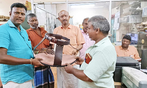 நெல்லையப்பர் கோவில் யானைக்கு காலணி வழங்கிய பக்தர்கள்