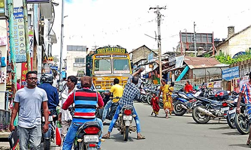 கொடைக்கானலில்  கனரக வாகனங்களால் கடும் போக்குவரத்து நெரிசல்