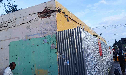 பல்லடம் பஸ் நிலையத்தில் ஆபத்தான கட்டிடத்தால் பொதுமக்கள் பீதி