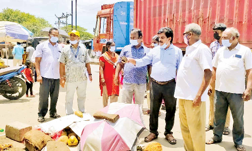 மீஞ்சூரில் கடைகளில் 197 கிலோ பிளாஸ்டிக் பறிமுதல்- ரூ.12 ஆயிரம் அபராதம்