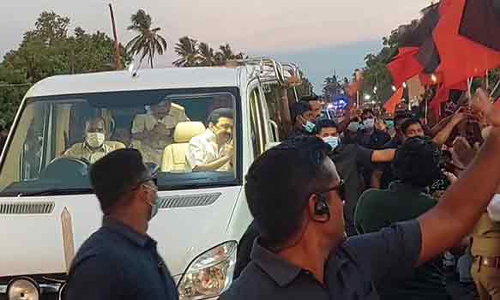 கரூருக்கு வருகை தந்த முதல்-அமைச்சருக்கு உற்சாக வரவேற்பு