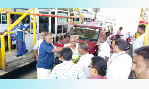 வாகன ஒட்டிகள் சுங்கச்சாவடி ஊழியர்களுடன் வாக்குவாதம்-பரபரப்பு