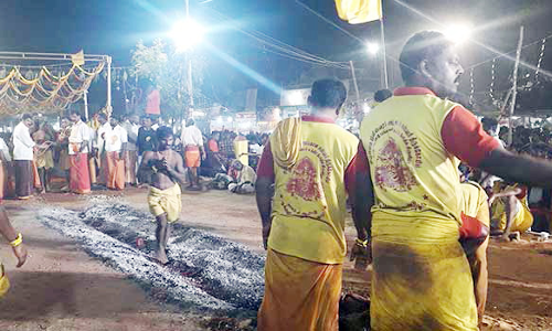 முனீஸ்வரர் கோவிலில் தீமிதி விழா