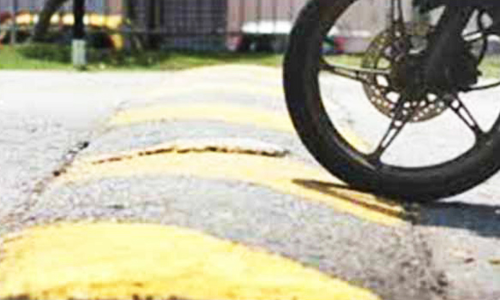 நீதிமன்றம் அருகே வேகத்தடை அமைக்க பொதுமக்கள் கோரிக்கை