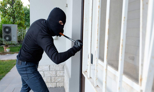 வீட்டின் பூட்டை உடைத்து நகை திருட்டு