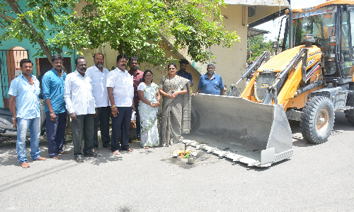 கிருஷ்ணகிரி நகராட்சி 16-வது வார்டில்  கழிவுநீர் கால்வாய் அமைக்கும் பணி-  நகராட்சி தலைவர் தொடங்கி வைத்தார்