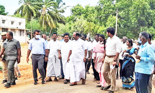 பரமன்குறிச்சி சமத்துவபுரத்தில்  அமைச்சர்கள் பெரியகருப்பன், அனிதா ராதாகிருஷ்ணன் நேரில் ஆய்வு