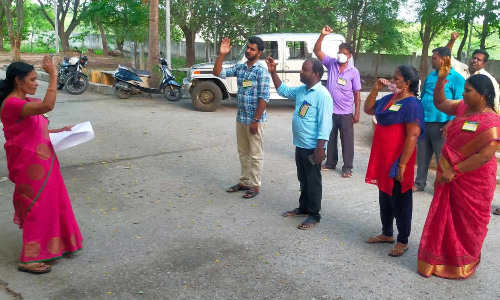 வருவாய்த்துறை அதிகாரிகள் மீது தாக்குதல்- திருத்தணியில் தாசில்தார் தலைமையில் போராட்டம்