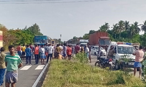 வானூர் அருகே இன்று விபத்து: வேன் கவிழ்ந்து 17 பெண் தொழிலாளர்கள் படுகாயம்:  நிவாரணம் வழங்க கோரி உறவினர்கள் மறியல்