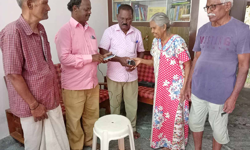 நெல்லை தபால் நிலையங்கள் சார்பில் ஓய்வூதியர்கள் வீடுகளுக்கே சென்று ஆயுள் சான்றிதழ் புதுப்பிக்கும் தபால்காரர்கள்