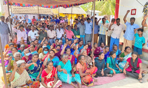 தச்சநல்லூரில் கொலை செய்யப்பட்ட தொழிலாளி உடலை வாங்க மறுத்து 2-வது நாளாக உறவினர்கள் போராட்டம்