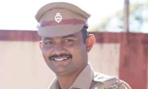 கோத்தகிரியில் லாரி சக்கரத்தில் சிக்கி போலீஸ் சப்-இன்ஸ்பெக்டர் பலி