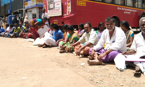 திருச்சி மத்திய பஸ் நிலையத்தில் தரைக்கடைகள் அகற்றம்-வியாபாரிகள் மறியல்