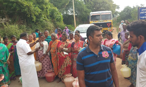துடியலூர் அருகே குடிநீர் கேட்டு பெண்கள் காலிக்குடங்களுடன் சாலை மறியல்