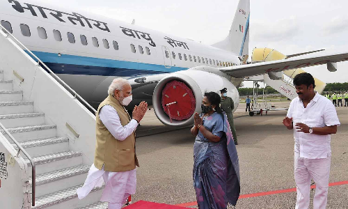 பாஜக தேசிய செயற்குழு கூட்டம்- ஐதராபாத் வந்த பிரதமர் மோடிக்கு ஆளுநர் வரவேற்பு