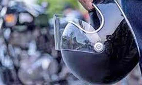 ஹெல்மெட் அணியாமல் மொபட்டை   ஓட்டிய பெண்ணுக்கு போலீஸ் வலைவீச்சு