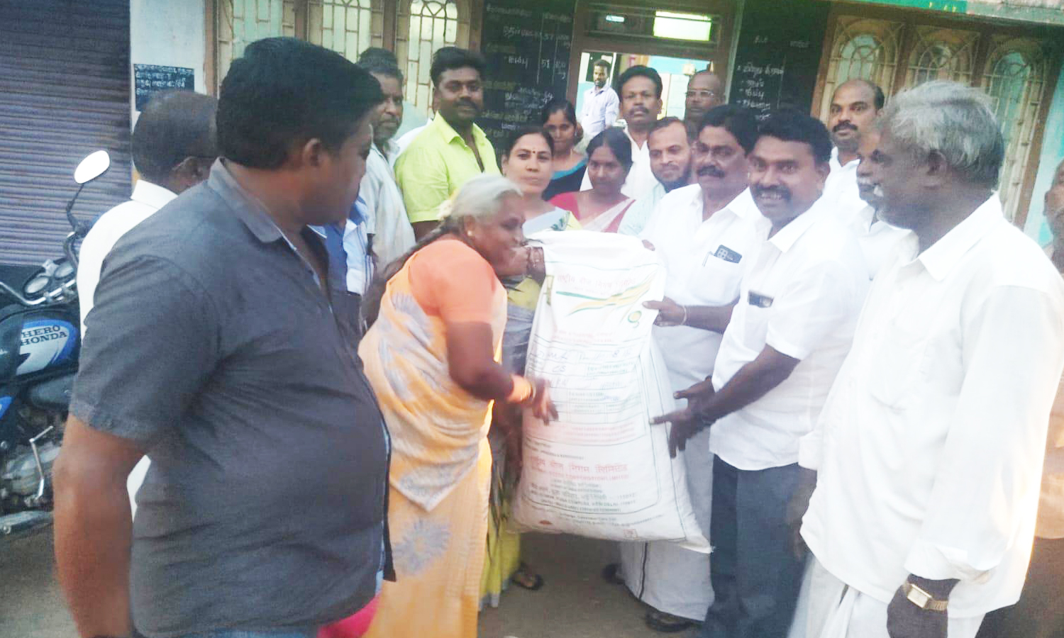 வேளாண்மை துறை விரிவாக்கம் மையத்தில் விவசாயிகளுக்கு இடுபொருட்கள் வேளாண்மை துறை விரிவாக்கம் மையத்தில் விவசாயிகளுக்கு இடுபொருட்கள்