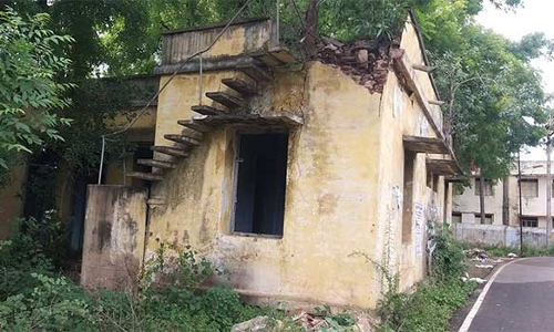 நிலக்கோட்டையில் சிதிலமடைந்து காணப்படும் போலீஸ் குடியிருப்பு