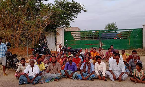 வடமதுரை அருகே டயர்களை எரிப்பதால் கிளம்பும் நச்சுப்புகை   போராட்டத்தில் ஈடுபட்ட மக்கள்