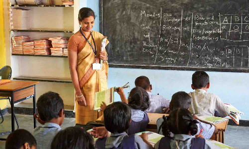 அரசு பள்ளிகளில் தற்காலிக  ஆசிரியர் பணிக்கு விண்ணப்பிக்கலாம்