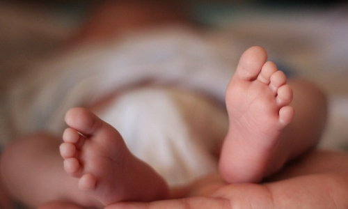 வறுமையால் ரூ.7000-க்கு பெண் சிசுவை விற்ற பெற்றோர்