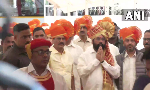 மகாராஷ்டிர சட்டசபையில் கட்சி அலுவலகத்துக்கு சீல் வைத்த ஷிண்டே அணி