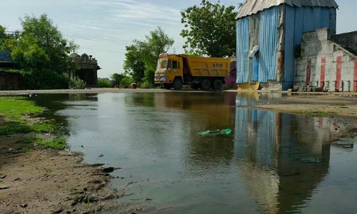 குடிநீர் நிலையத்தில் இருந்து வெளியேறும் தண்ணீர்- சாலையில் தேங்குவதால் சுகாதாரகேடு
