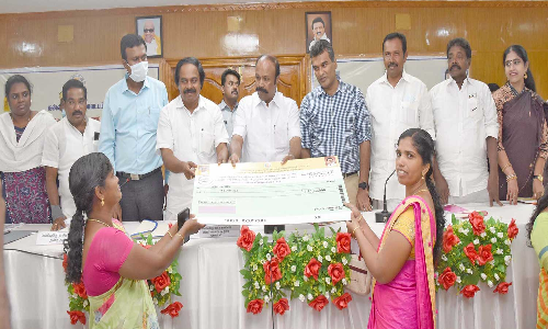 சுய உதவி குழுவினருக்கு கடன் உதவி